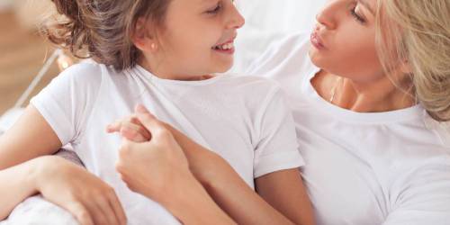 petite fille dans les bras de sa mère