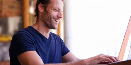 homme ordinateur rachat crédit