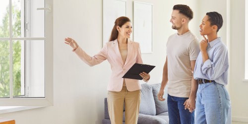immo-logement-meublé-tourisme-2026-personnes-couple-visite