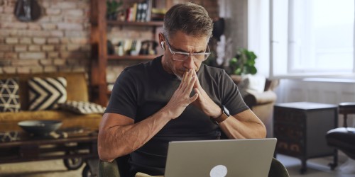 immo-logement-élection-présidentielle-personne-concentrée-ordinateur